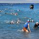 Nice (Alpes-Maritimes) : Les premiers nageurs sortent de l'eau après l'épreuve de natation de l'Ironman.