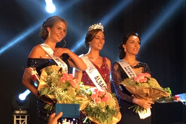 Miss Alsace entourée de ses dauphines