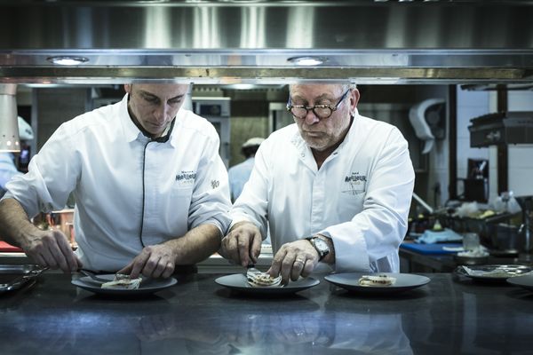 Maxime Meilleur et son père, René Meilleur, dans les cuisines de leur restaurant La Bouitte à Saint-Martin-de-Belleville (Savoie) le 8 février 2017.