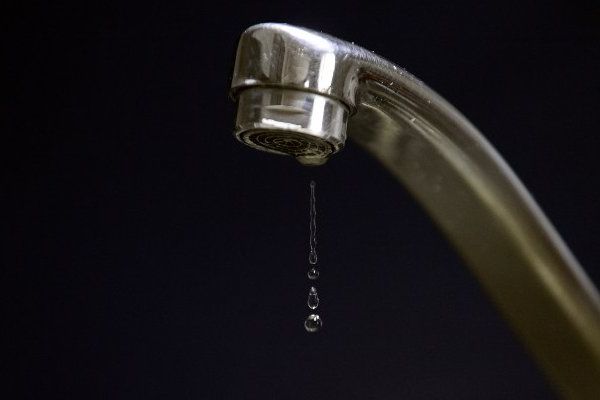 Même en cas d'impayé, l'eau doit couler de tous les robinets français. Mais cela pourrait changer.