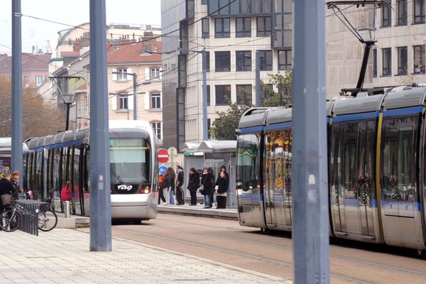 La question de la gratuité des transports, portée par un collectif, revient sur le devant de la scène avant les élections municipales à Grenoble.