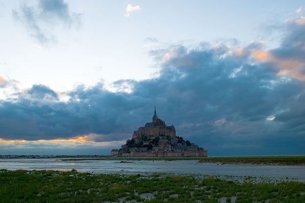 Le Mont St Michel entre nuages et clarté, ce DIMANCHE.