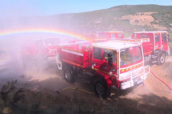 Les sapeurs-pompiers, de nouveau mobilisés pour un feu de végétation en Ardèche. Ils interviennent depuis 17h15, ce dimanche 9 août 2020, dans le secteur de Vinzieux.