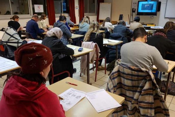 Des candidats concentrés sur un examen blanc dans les locaux de l’Institut national supérieur du professorat et de l’éducation