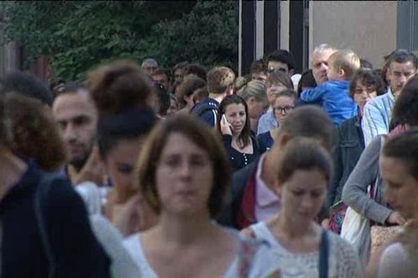 Des centaines de personnes attendent devant la MJC des Rancy, dans le 3e arrondissement de Lyon, pour s'inscrire à une activité socio-culturelle.