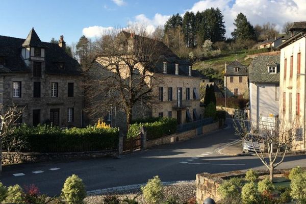 Dans l'Aveyron, les habitants du petit village de Banhars s'organisent pour traverser ensemble le confinement.