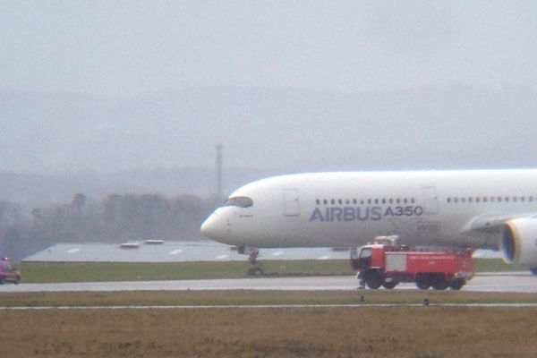 Tweet @ACLimousin : Airbus bloqué, piste bloquée, aéroport fermé. 