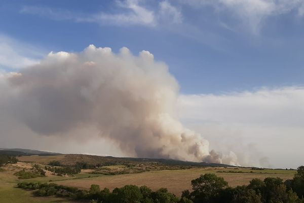 Le feu de Mostuéjouls se poursuit ce dimanche 14 août 2022.