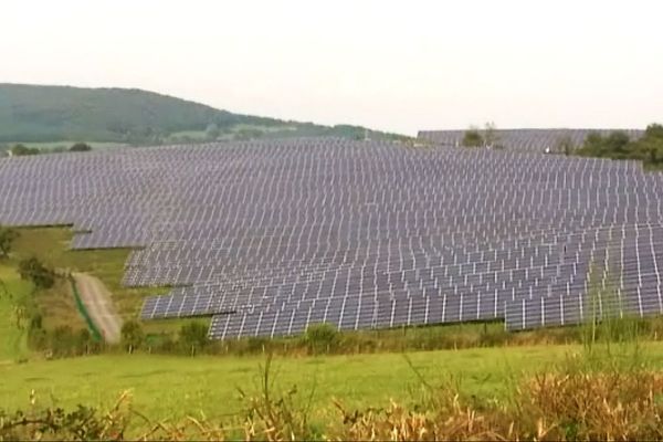 Le champ de production d'électricité photovoltaïque à Chalmoux (Saône-et-Loire) produit une puissance maximale de 10 Megawatts. La Bourgogne est une région qui produit beaucoup d'électricité photovoltaïque.