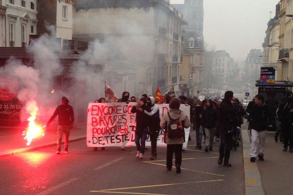 Rouen le samedi 11 février 2017: les manifestants s'approchent des bâtiments de la Gendarmerie nationale de la rue Louis-Ricard