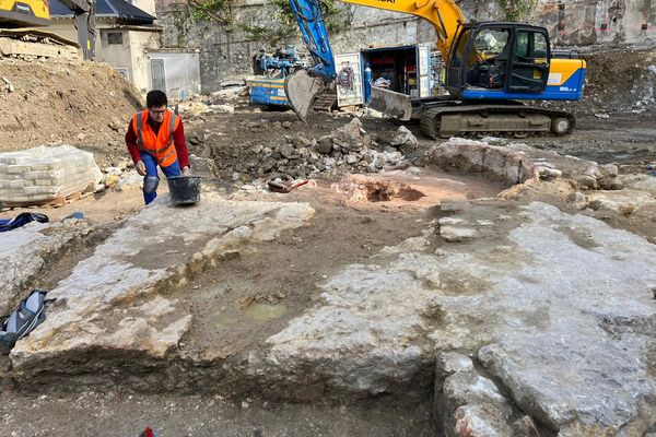 Un bassin des thermes antiques d'Aix-les-Bains et ses canalisations ont récemment été découverts par une jeune étudiante en archéologie.