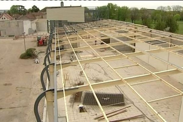 Le chantier de la Cité du Cinéma se poursuit au 13, boulevard Joffre, à Beaune, sur le site d’une ancienne coopérative viticole.