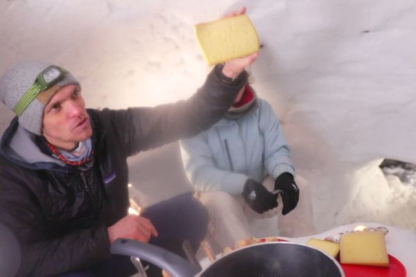 Etienne Loisel organise des randonnées en raquettes en Chartreuse avec une fondue dans un igloo comme happy end.