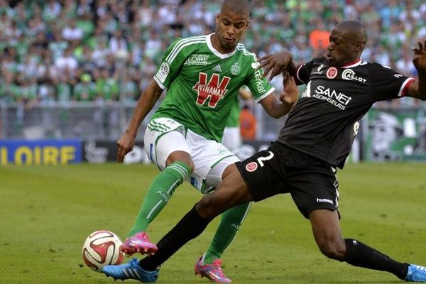 Le Rémois Mohamed Fofana face au joueur de Saint-Etienne Kevin Monnet-Paquet.