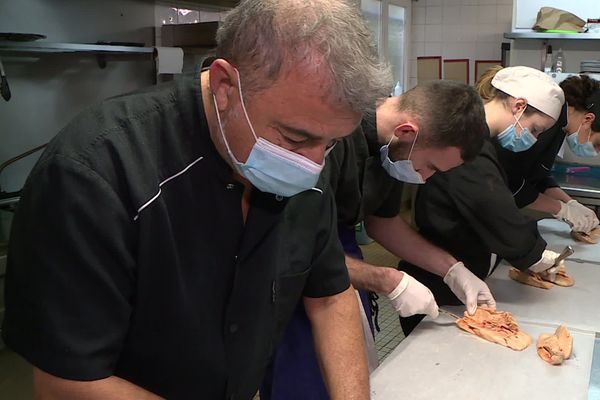 Le Chef Gilles Gourvat et son équipe préparent les repas de Noël que les clients réchaufferont chez eux, "ce sont eux qui m'ont demandé si on pouvait faire des menus à emporter pour les fêtes".