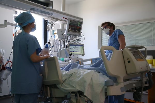 Les services hospitaliers contrôlent encore la situation : 83 malades du Covid sont hospitalisés en Alsace au 13 octobre 2020, dont 16 en réanimation. Mais les cas de contamination explosent.