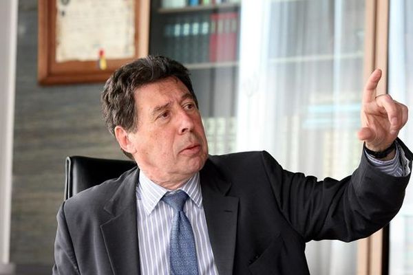 Emile Zuccarelli, alors qu'il occupait le bureau de maire, en 2013