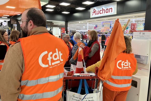 Débrayage des salariés à l'hypermarché Auchan deSaint-Jean-de-la-Ruelle