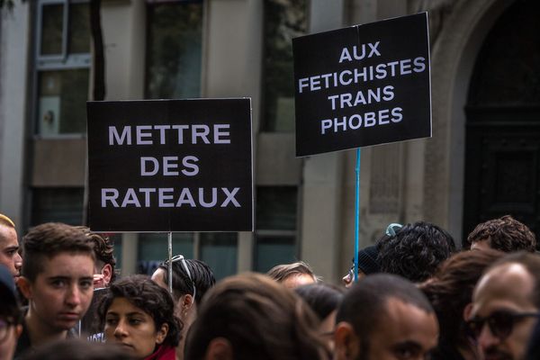 Lors d'une manifestation à Paris, une pancarte "Mettre des râteaux aux fétichistes transphobes".