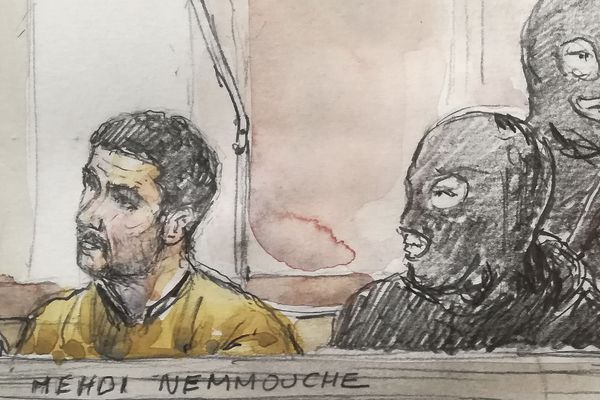 Mehdi Nemmouche, accusé d'avoir perpétré l'attaque terroriste du Musée juif de Bruxelles, lors de son procès en Belgique.