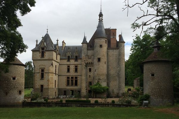 Au cœur de son parc, se dresse fièrement le château de l'Augère, dans l'Allier. Une forteresse dont le donjon quadrangulaire a été construit à la fin de la guerre de Cent Ans.