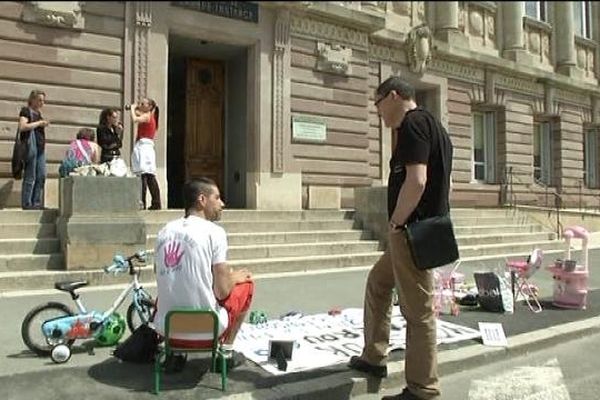 Frédéric Foroughi devant le palais de justice de Belfort