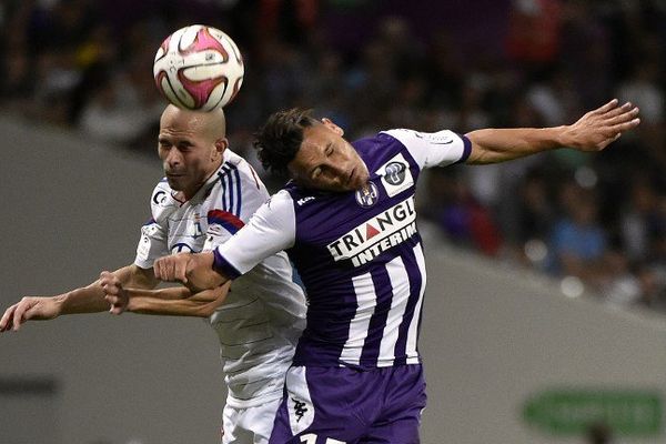 L'attaquant Toulousain Adrien Regattin confronté au défenseur Lyonnais Christophe Jallet