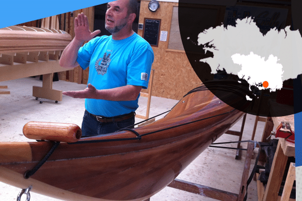 Alain Kerbiriou construit des kayaks ou des canoë en bois.