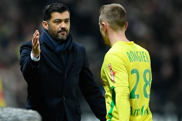 Sergio Coneiçao et Valentin Rongier, à l'issue de la victoire des Canaris contre l'Olympique de Marseille, le 12 février 2017.