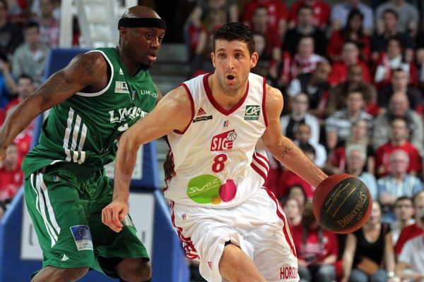 Diot face à Gomis, au cours du match 2 de la finale contre Limoges