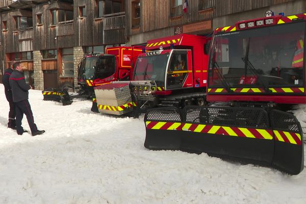 Dans la station d'Avoriaz, en Haute-Savoie où les voitures sont bannies, les pompiers se déplacent sur des engins à chenilles