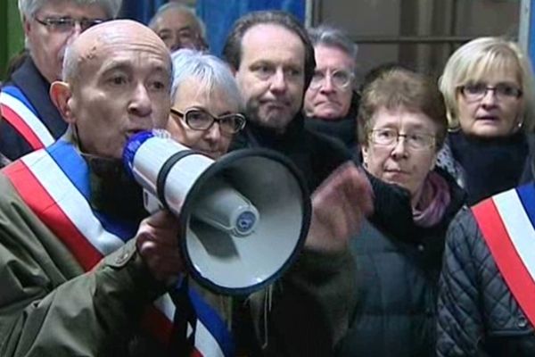 Claude Malhuret, maire de Vichy (03) lors d'un blocage en gare de Vichy du Paris-Clermont, après l'annonce de la suppression des arrêts Nevers, Moulins et Vichy pour le train de 18 heures.