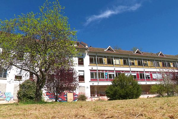 Le site du sanatorium de Bergesserin avait été choisi pour son emplacement, en altitude et très bien exposé au soleil.