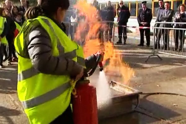 Les collégiens qui le souhaitent bénéficient d'une formation supplémentaire pour devenir "Cadets de la Sécurité Civile". Ici un exercice de manipulation d'extincteurs.