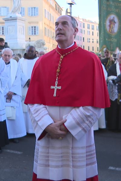 La procession conduite par le cardinal Bustillo avant l'ouverture de la porte de la cathédrale d'Ajaccio.