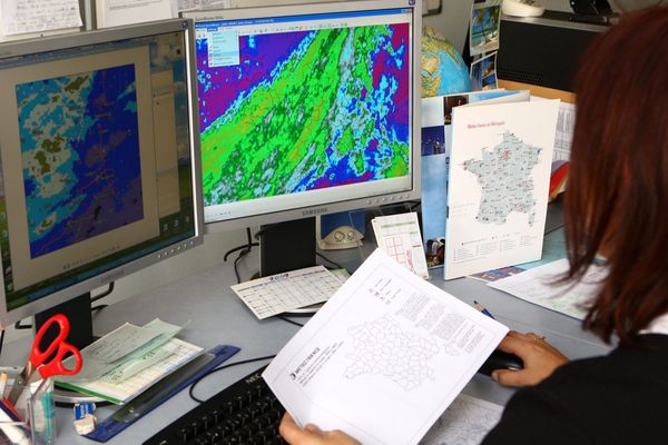 A Météo-France, la veille du confinement, il a fallu penser "plan de continuité de l'activité". Dans un premier temps, la plupart des employés ont été renvoyés chez eux, par mesure de précaution.  Seuls deux prévisionnistes, à Lyon Bron et à Saint-Exupéry, dans le Rhône, sont restés à leur poste.