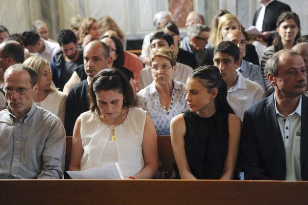 Valérie Lance, la mère d'Alexandre Junca, sa fille Virginie Junca et Philippe Junca (R), le père d' Alexandre, assis côte à côte au premier jour du procès le 7 juin 2016.