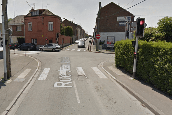 Le cyclomotoriste d'une soixantaine d'années aurait perdu le contrôle de son deux roues en évitant un véhicule qui avait grillé un feu rouge.