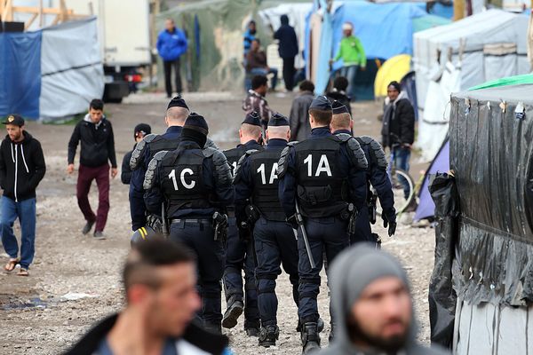 Les forces de l'ordre patrouillant dans la "Jungle" de Calais.