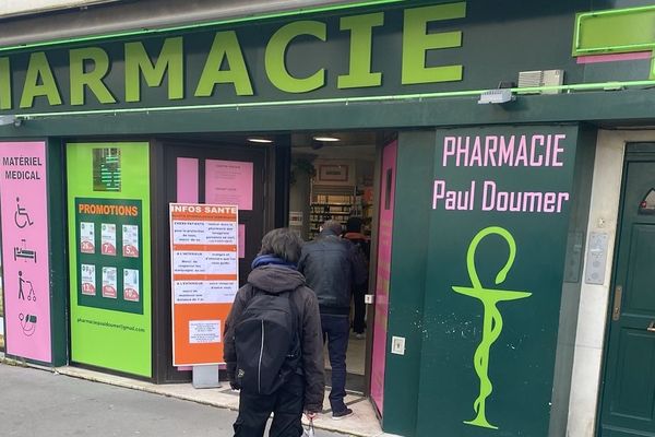 Les clients de cette pharmacie de Bordeaux font la queue ce mardi 17 mars, dans la matinée.