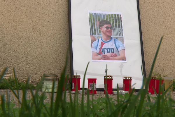 Au club de Rugby de Romans-Péage dans les heures qui ont suivi l'annonce de sa mort, un hommage a été organisé en l'honneur de Nicolas Dumas.