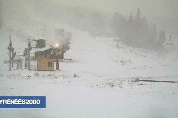 Premières chutes de neige de la saison à Pyrénées 2000