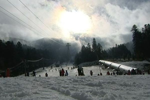 Premières glisses sous le soleil pour les touristes qui ont choisi Le Lioran pour passer leurs vacances.