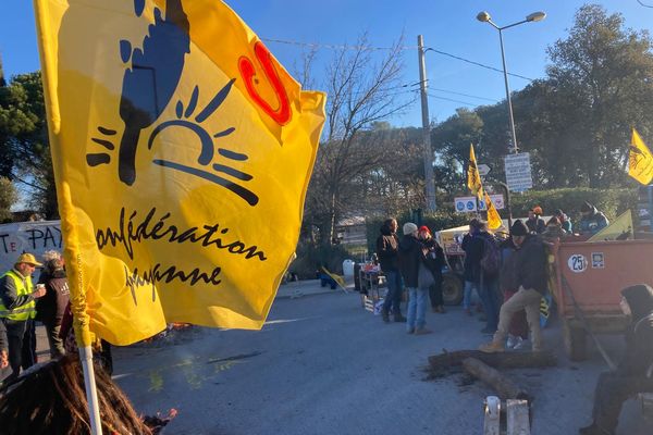 À l'appel de la Confédération paysanne, ce mercredi 8 janvier, des agriculteurs venus des Bouches-du-Rhône, du Var et du Vaucluse, bloquent les accès à la plateforme logistique du groupe Leclerc au Luc-en-Provence (83).