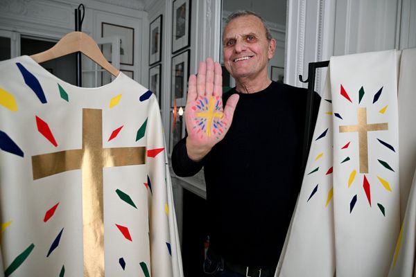 Le styliste et costumier Jean-Charles de Castelbajac a dévoilé début décembre les nouveaux vêtements de liturgie des officiants à Notre-Dame de Paris, qui seront étrennés lors des célébrations de réouverture de la cathédrale, les 7 et 8 décembre 2024, cinq ans après l’incendie qui a ravagé l’édifice.