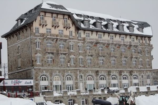 Le grand hôtel dresse sa silhouette massive au départ des pistes de Superbagnères