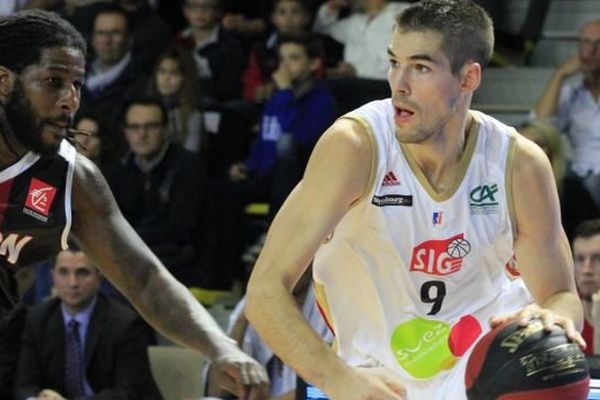 Hall Rhénus match de basket SIG / Dijon n 9 Jérémy Leloup