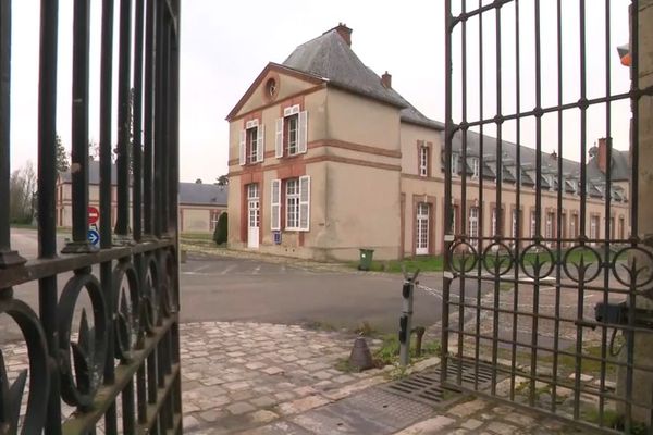 Au château de Thiverval-Grignon, les réfugiés sont installés dans les dépendances aménagées