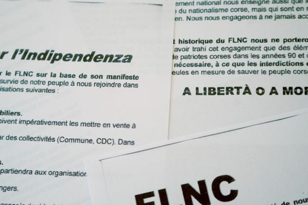 Ces tracts ont été distribués lundi 30 septembre 2019 lors d'une conférence de presse clandestine où cinq personnes cagoulées ont revendiqué la "reconstitution" du Front de Libération Nationale de la Corse.
