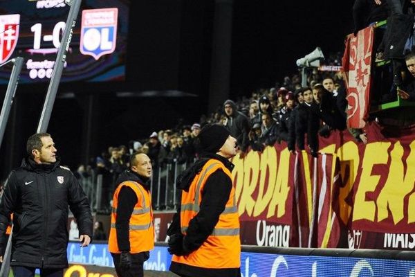 L'entraîneur de Metz Philippe Hinscherberger interpellait les supporters après le jet de pétard qui a blessé le gardien lyonnais Anthony Lopes et interrompu le match samedi 2 décembre.